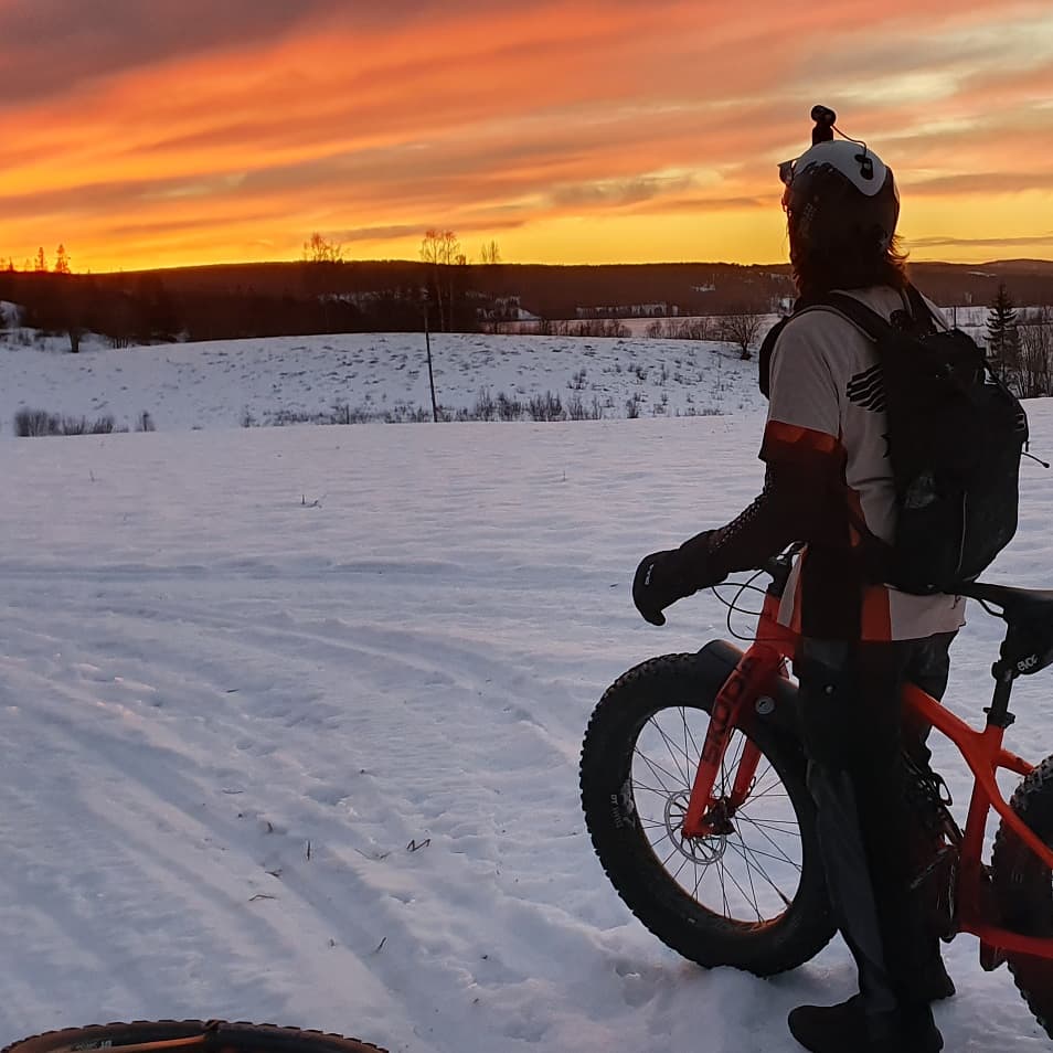 Fatbike distans på skoterleder och skare