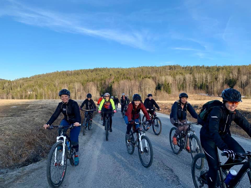 Cykelträning Qlingorna - CK Örnens tjejer (Samling: Nyängets parkering)