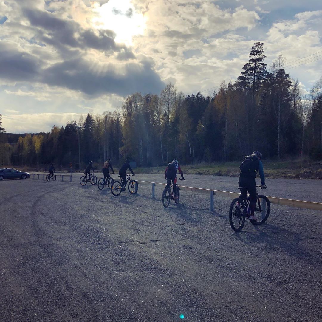 Qlingorna - CK Örnens tjejer (Samling: Nyängets parkering)